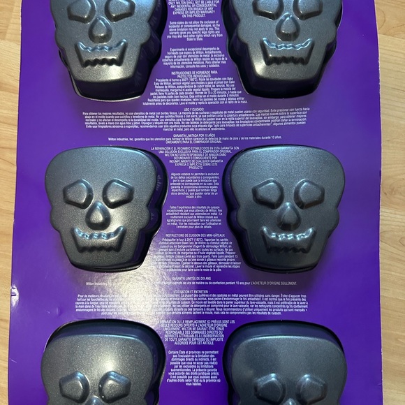 Wilton Skull Mini Cake Pan - Picture 2 of 4